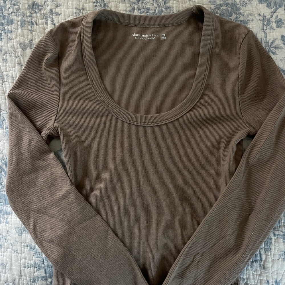 NWOT Abercrombie & Fitch Taupe Scoop Neck Long Sleeve Basic Top
